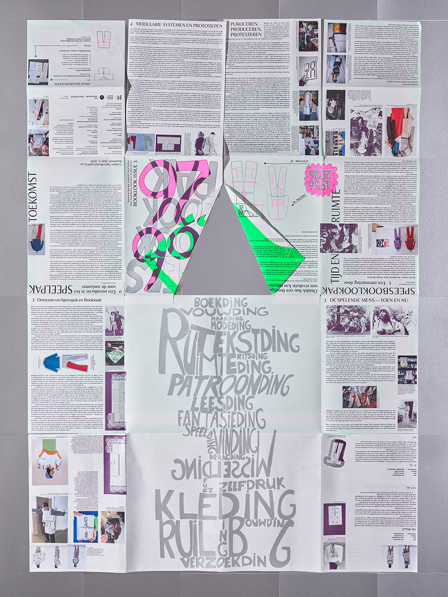 Booklook issue 3: de cover, publicatie deel 1, uitgevouwen met tekst geschreven door Anouk Beckers en Iris de Leeuw. Foto: Scheltens & Abbenes.