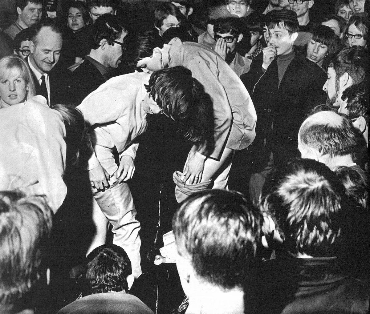 Iris de Leeuw en Ina van der Zwan ruilten een broekspijp tijden de Grote Popshow. Pagina uit Voorwaarts. Maandblad van de Socialistische Jeugd, vol 4, 1967.